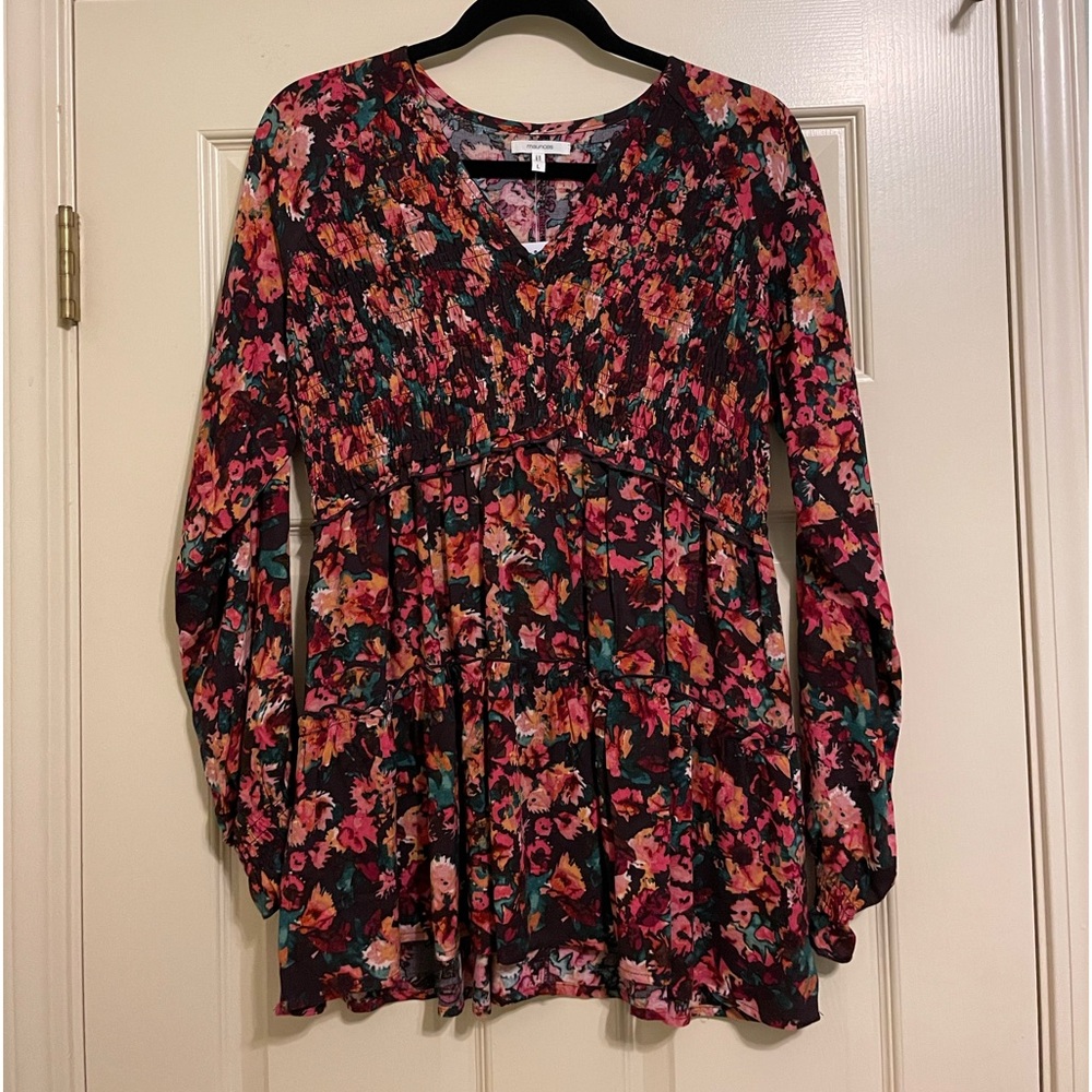 NEW w/tags beautiful blouse by Maurice’s. Size large🌺